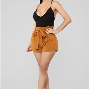 Fashion Nova SITTING PRETTY TIE WAIST SHORT - CAMEL
S
